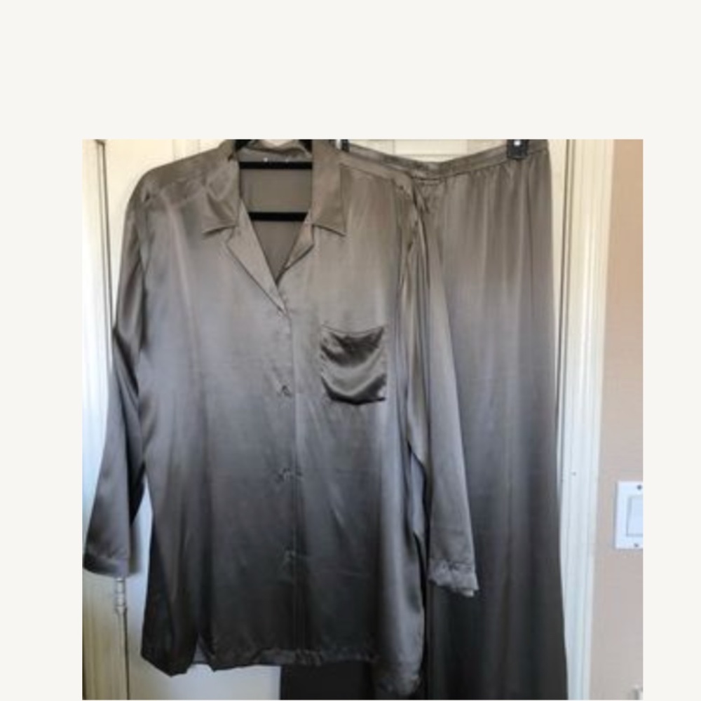 Brand new no tag women’s 100% SILK pajama set